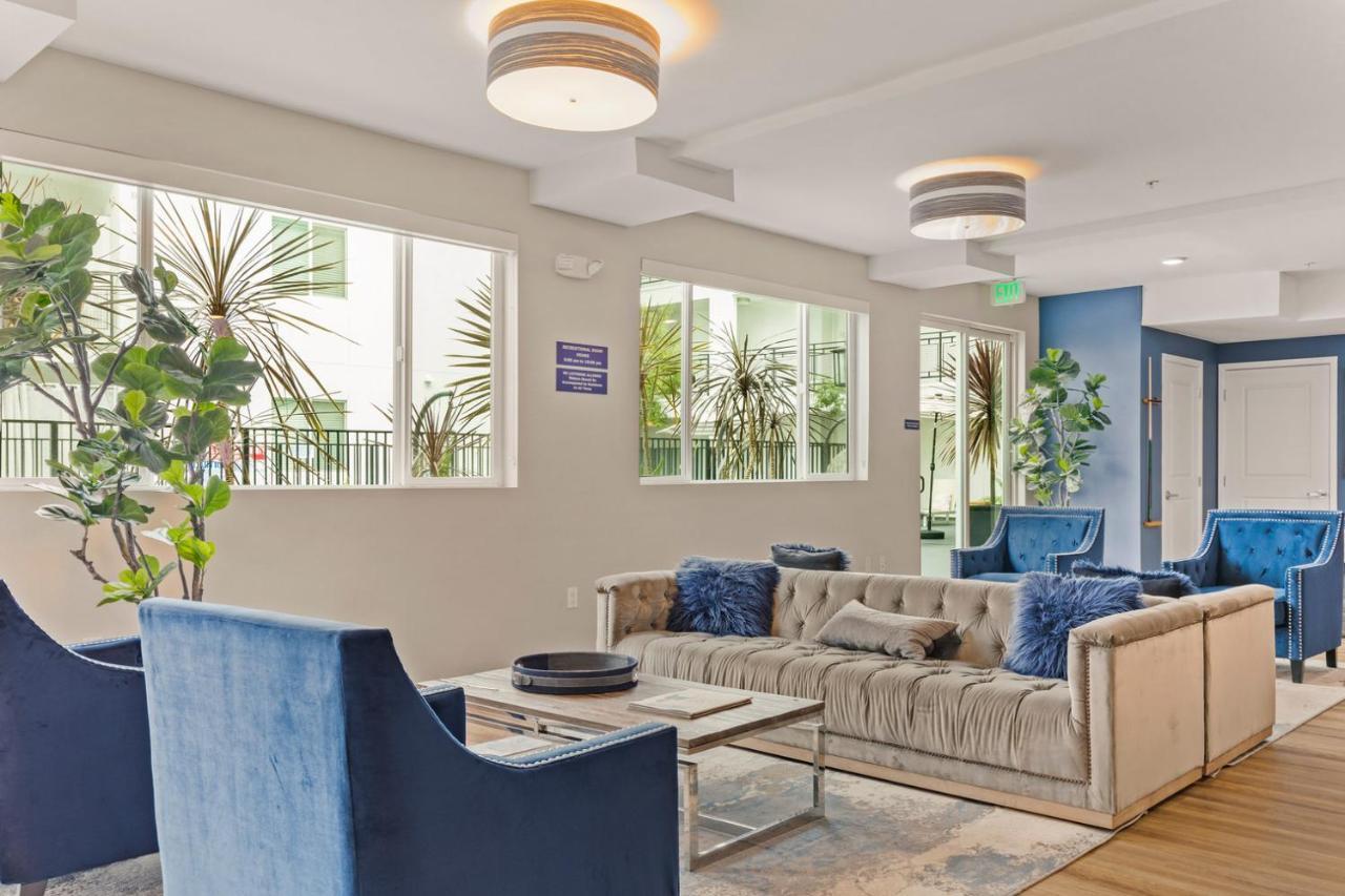 North Hollywood 2br W Pool Gym Roof Nr 101 Lax-935